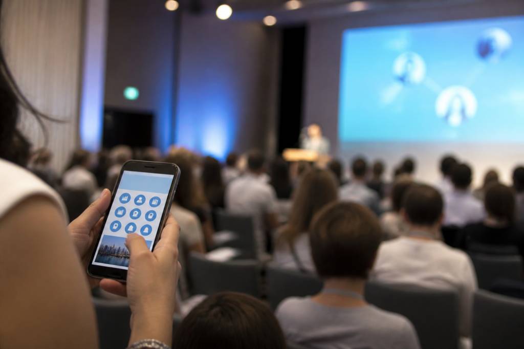 Application evenementielle : fonctionnalités, avantages et critères pour choisir la meilleure solution