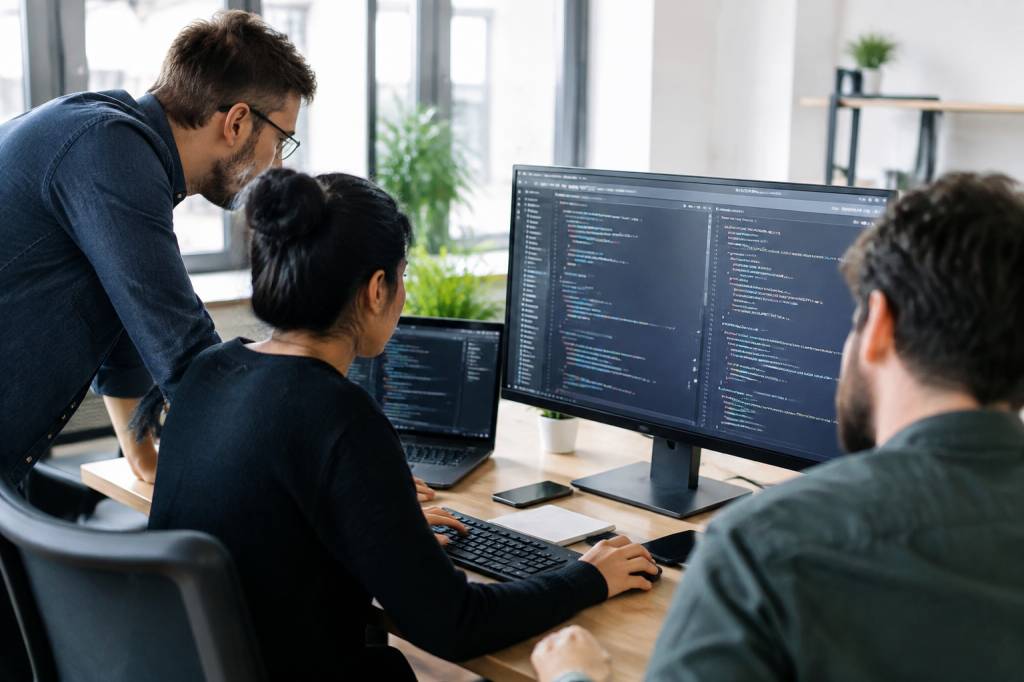 Développement logiciels sur mesure : guide pour choisir la meilleure solution pour votre entreprise